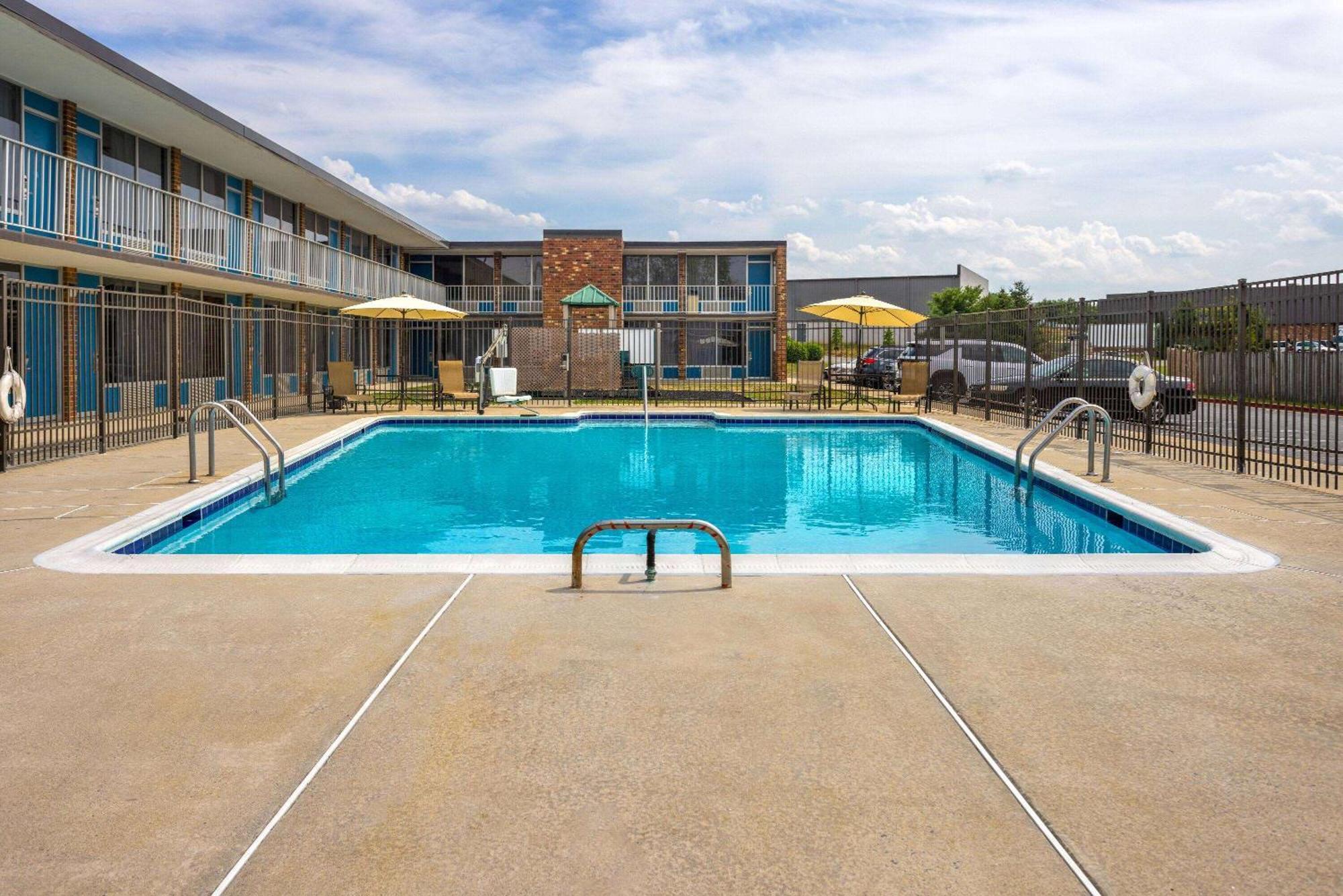 Days Inn Of Frederick By Wyndham Exterior photo